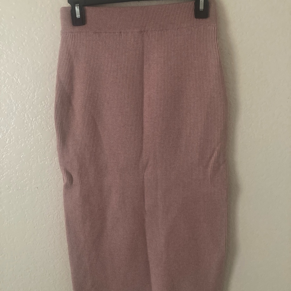Chic Ribbed Pencil Skirt in Blush Pink - Picture 2 of 3
